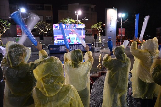 12強棒賽預賽最後一戰 球迷不畏風雨熱情應援