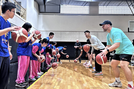 投出自信三分球 新北國王隊指導特教生 實踐運動平權閃耀光芒