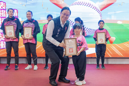 棒球小將發光 張善政頒獎表揚 勉勵選手持續為桃園爭光