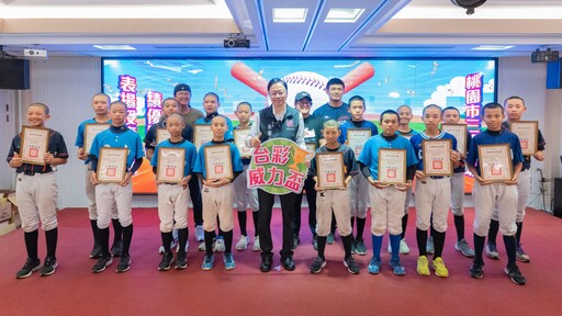 棒球小將發光 張善政頒獎表揚 勉勵選手持續為桃園爭光