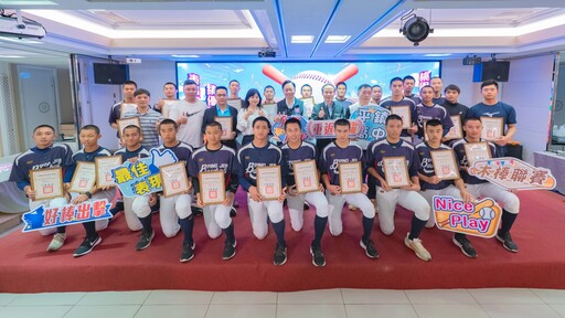 棒球小將發光 張善政頒獎表揚 勉勵選手持續為桃園爭光