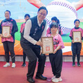棒球小將發光 張善政頒獎表揚 勉勵選手持續為桃園爭光
