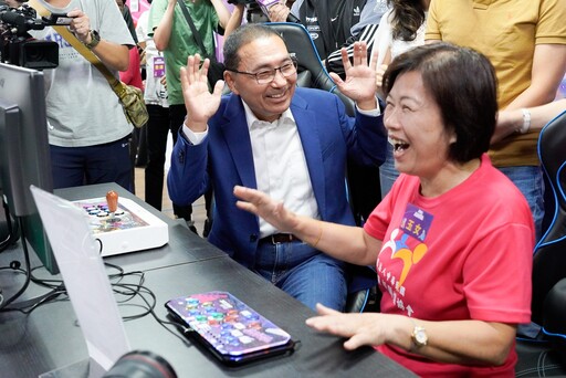 侯友宜與長輩電競同樂 新北9月推全台首創銀髮電競課程 打造跨世代學習場域
