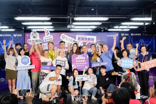 侯友宜與長輩電競同樂 新北9月推全台首創銀髮電競課程 打造跨世代學習場域
