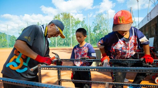 連五年送愛紅葉少棒 遠雄志工打造小球員專屬休息室
