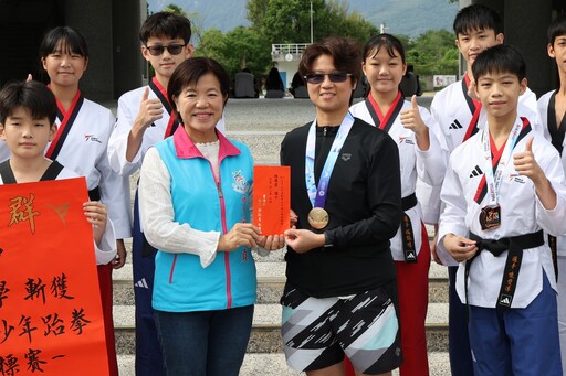 跆拳教練陳廖霞、選手陳哲戰績輝煌 游淑貞前往國風國中貼紅榜頒獎鼓勵