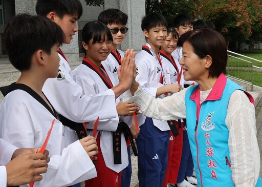 跆拳教練陳廖霞、選手陳哲戰績輝煌 游淑貞前往國風國中貼紅榜頒獎鼓勵