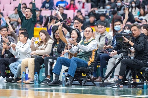 桃園台啤永豐雲豹開幕戰 張善政與貝里斯大使攜手開球助陣