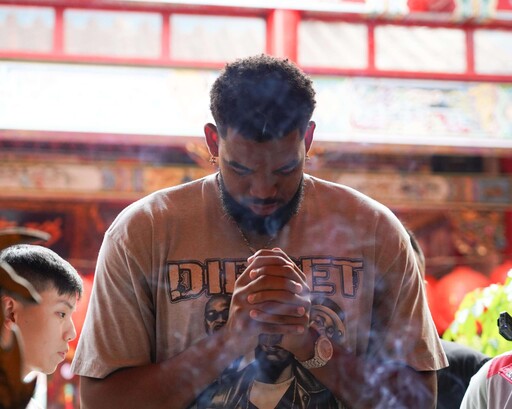 NBA巨星唐斯逛桃園大溪老街最愛這一味 首次體驗擲筊就得到聖杯