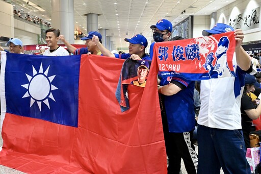 【圖輯】台灣英雄凱旋歸國球迷擠爆桃機 揮舞旗幟高喊：Team Taiwan