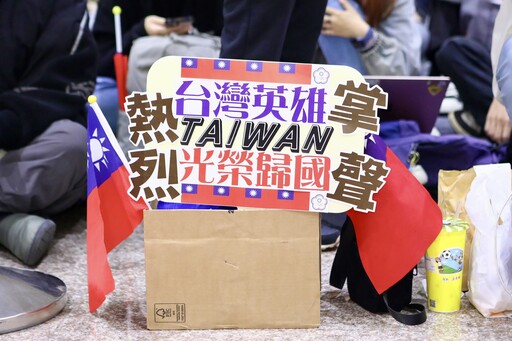 【圖輯】台灣英雄凱旋歸國球迷擠爆桃機 揮舞旗幟高喊：Team Taiwan