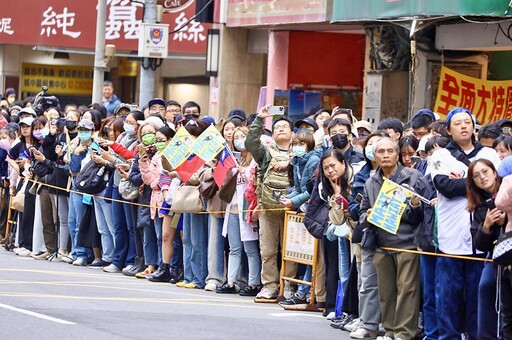 【圖輯】「英雄谷」全場高唱應援曲 民眾揮舞國旗夾道歡迎