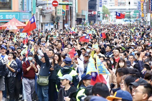 【圖輯】「英雄谷」全場高唱應援曲 民眾揮舞國旗夾道歡迎