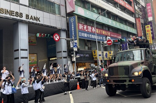 【圖輯】「英雄谷」全場高唱應援曲 民眾揮舞國旗夾道歡迎