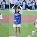 賈永婕登美國大聯盟開球 球衣、手套印國旗：世界看見台灣