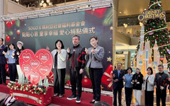 遠東SOGO台北店聖誕點燈登場！巨型米奇、7米迪士尼聖誕樹搶先亮相，攜手瑪利亞基金會推「愛心捐點」 共同送暖弱勢兒