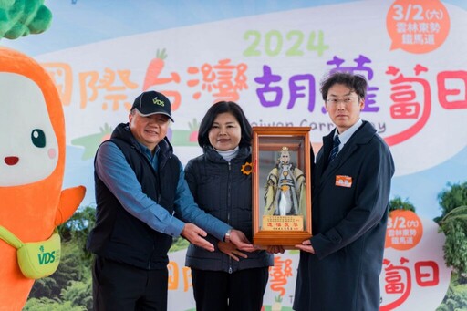 2024「國際台灣胡蘿蔔日」吸引上萬民眾參與，現場也展示多台日本造價不菲的胡蘿蔔採收機
