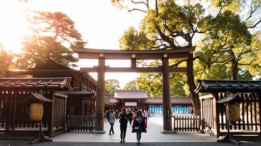 日本神社木柱刻字，美遊客被捕