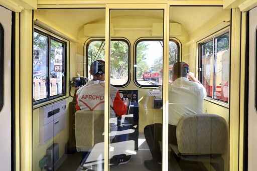 標榜生態的阿里山小火車「栩悅號」亮相！打造大片玻璃窗瞭望式車廂