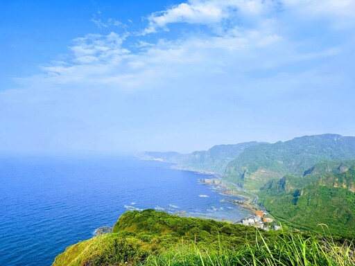 秋遊東北角四大攻略： 徜徉芒花海、沉浸美人湯、大啖貢寮鮑、漫遊老城鎮