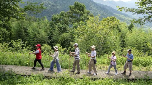 拿下永續界奧斯卡!雄獅從「大人囝仔」玩出新風景,樂齡出發、鐵道創新到國際合作,黃信川揭密永續轉型關鍵