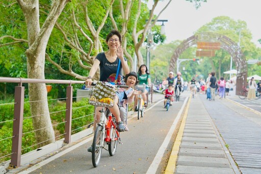 阿勃勒花開如黃金雨 525「來嘉BIKE訪」踩鐵馬暢遊蘭潭湖畔