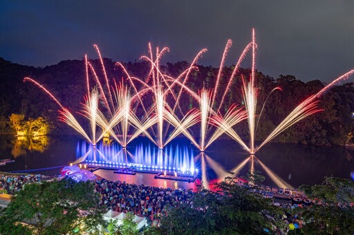 2025碧潭水舞一「騎」來 水花火花煙花SHOW起來