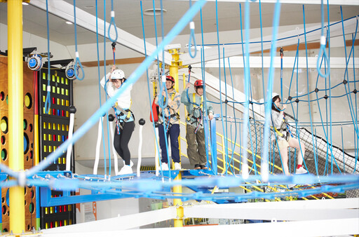 炎夏東京新玩法 室內樂園避暑彈跳床 空中繩索 攀岩牆盡情放電 博物館內還有天文台飽覽星空投影寓教於樂 大人小孩不亦樂乎