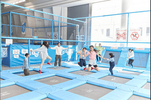 炎夏東京新玩法 室內樂園避暑彈跳床 空中繩索 攀岩牆盡情放電 博物館內還有天文台飽覽星空投影寓教於樂 大人小孩不亦樂乎