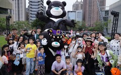 熊讚首度跨市搗蛋! 壞壞眼神萬聖裝亮相桃園萬聖城