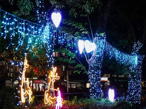 萌趣小白兔麋鹿闖入中港河廊 聖誕燈海點亮新莊夜空