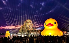 巨萌黃色小鴨吸引眾多遊客前來朝聖