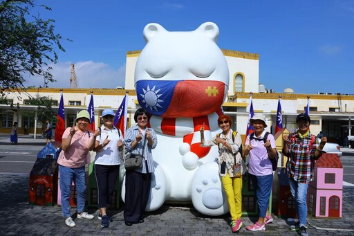 嘉市旗飄揚慶雙十 大白熊揪「熊粉」來嘉迎國慶賞美景