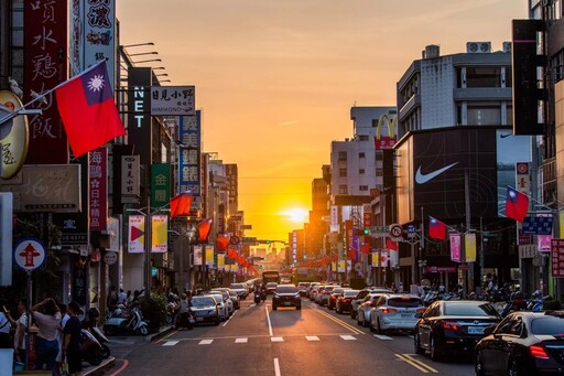 嘉市旗飄揚慶雙十 大白熊揪「熊粉」來嘉迎國慶賞美景