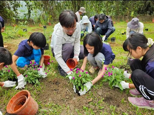 偕同關子嶺在地學校及社區種植民俗植物 西拉雅傳承文化知識