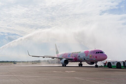 粉色派對登場 長榮航空「粉萌機」全機彩繪萌翻桃機旅客