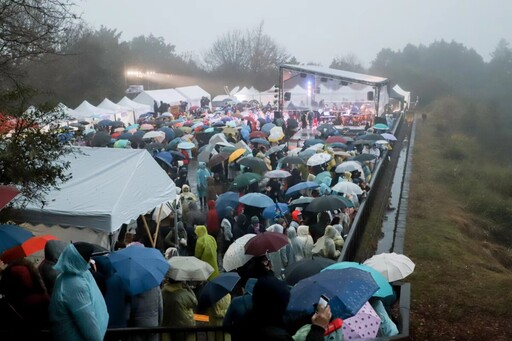 2025阿里山日出印象音樂會 陰雨綿綿曙光未露民眾熱情不減