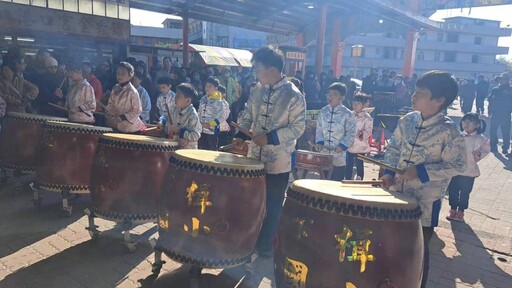 春節東石港口宮擲筊送轎車金媽祖iphone16