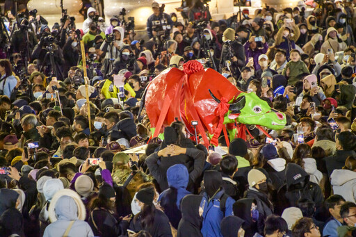 鹿耳門聖母廟高空煙火秀 黃偉哲啟炮點亮夜空迎小龍年