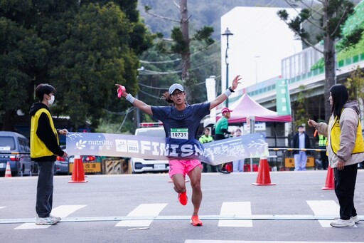 日月潭櫻舞飛揚環湖路跑 逾三千跑者享受湖光山色