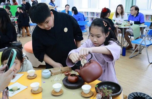 嘉義瑞里紫藤花季 小小泡茶師、限量品茗杯深獲遊客喜愛