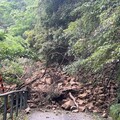滿月圓緊急休園勿入！步道邊坡崩塌搶修中