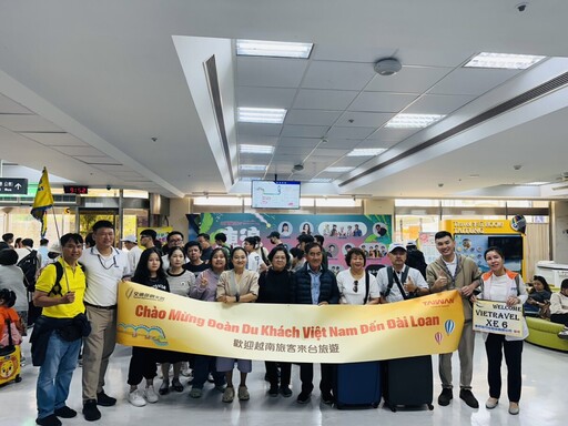 台東—越南2直航包機431旅客再抵達 採果池上慢車樂歡喜遊!