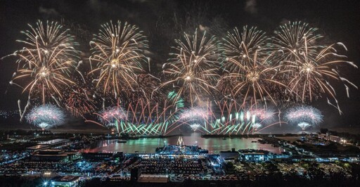 2025嘉縣東石龍舟競賽48隊競技 360秒高空煙火絢爛