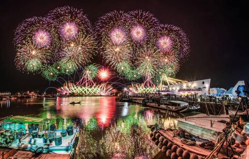 2025嘉縣東石龍舟競賽48隊競技 360秒高空煙火絢爛