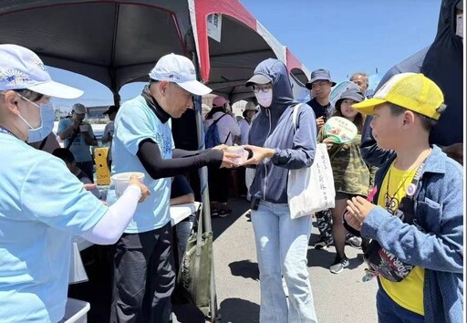2025嘉縣東石龍舟競賽48隊競技 360秒高空煙火絢爛