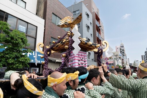 雷門大燈籠摺疊起來的奇景!淺草三社祭 一次擁有東京下町的熱血、傳統與感動