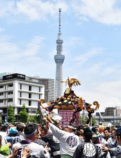 雷門大燈籠摺疊起來的奇景!淺草三社祭 一次擁有東京下町的熱血、傳統與感動