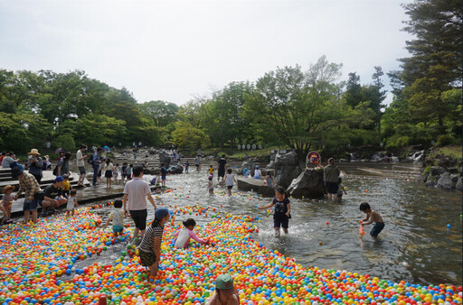 東京涼夏攻略 沉浸式設計展、2萬顆彩球水池、彈跳攀岩樂園一次滿足
