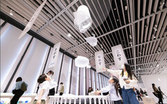 東京涼夏攻略 沉浸式設計展、2萬顆彩球水池、彈跳攀岩樂園一次滿足